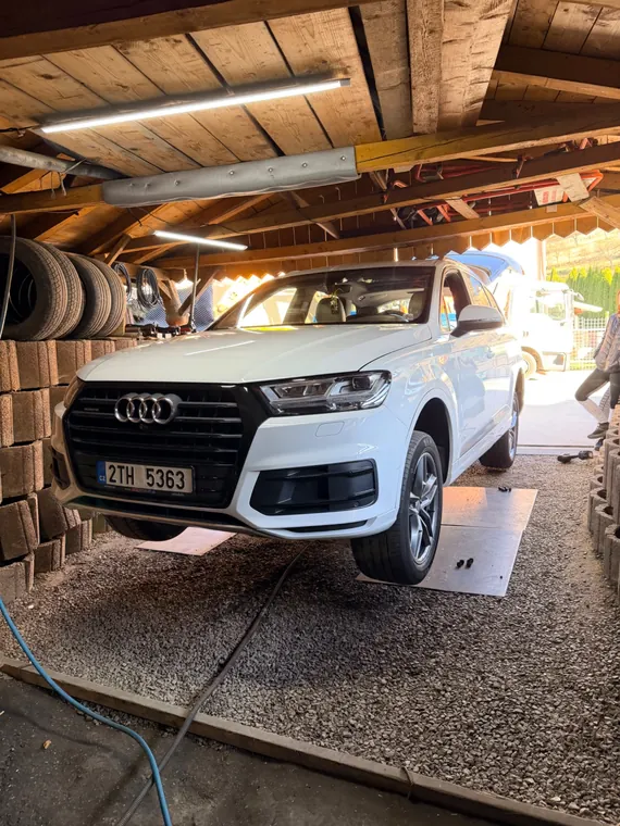 Biele Audi Q7 počas servisných prác