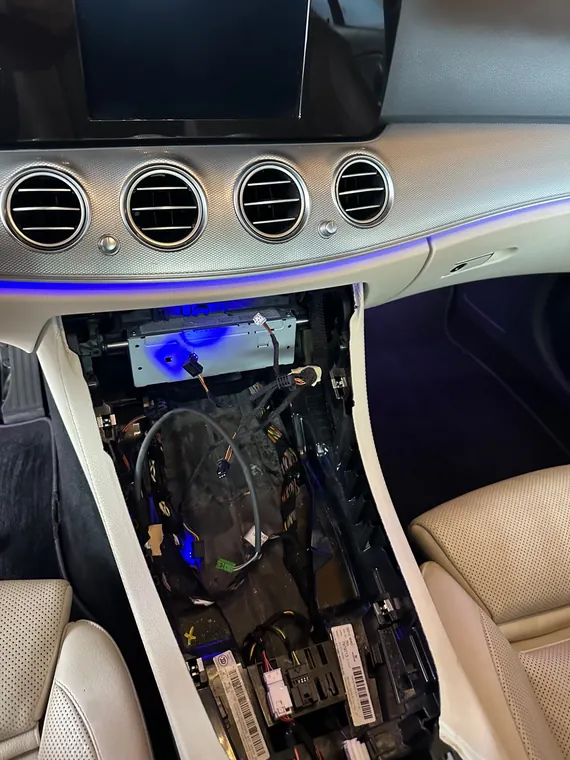 Interiér Mercedesu počas diagnostiky elektroniky