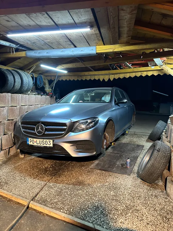 Mercedes počas pneuservisu s demontovaným kolesom