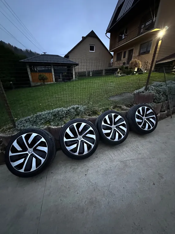 Kompletná sada kolies Volkswagen pripravená na prezutie