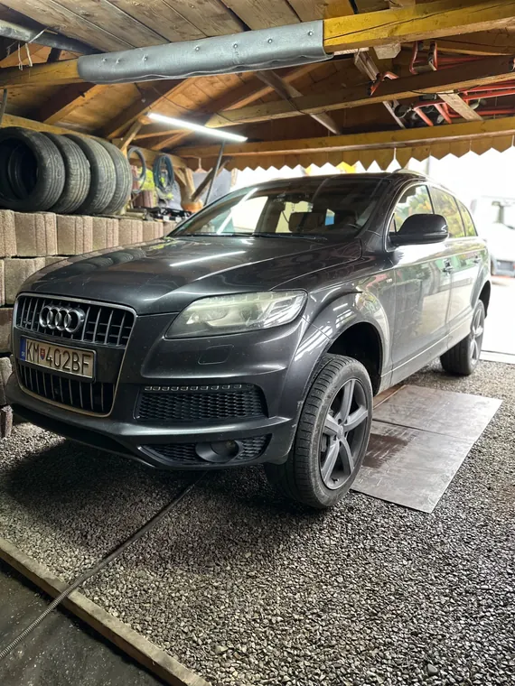 Tmavé Audi Q7 v dielni D&P SERVIS SK