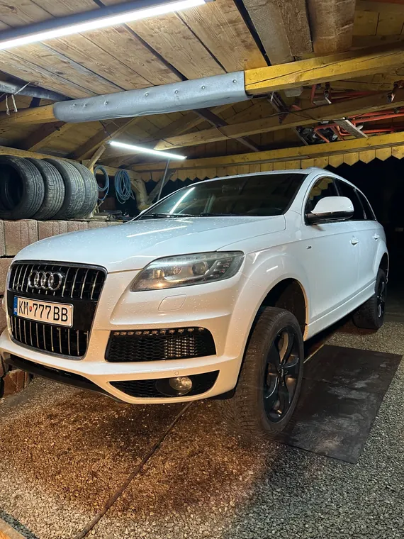 Biele Audi Q7 počas kontroly v servise